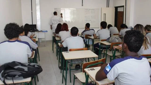 ECA, LDB e seu efeito na Educação Popular 3 Sala De Aula Com Estudantes Da Rede Pública De Ensino