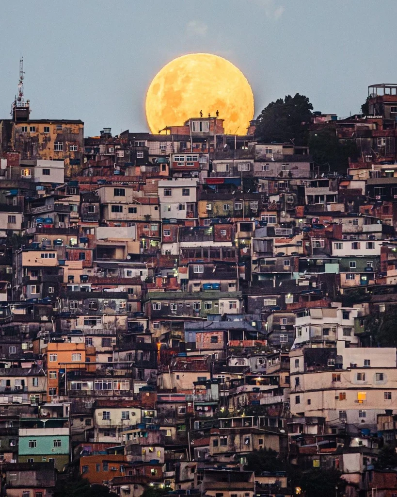O Que Diz A Voz Das Favelas? Foto Da Lua Sobre A Rocinha